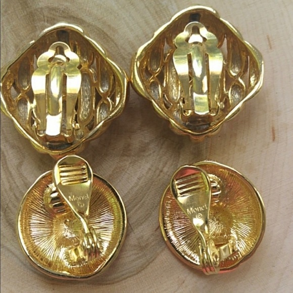 Vintage clip on gold metal earring bundle - Picture 2 of 3
